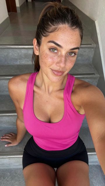 She Shows Her Tits (2K) - Avant